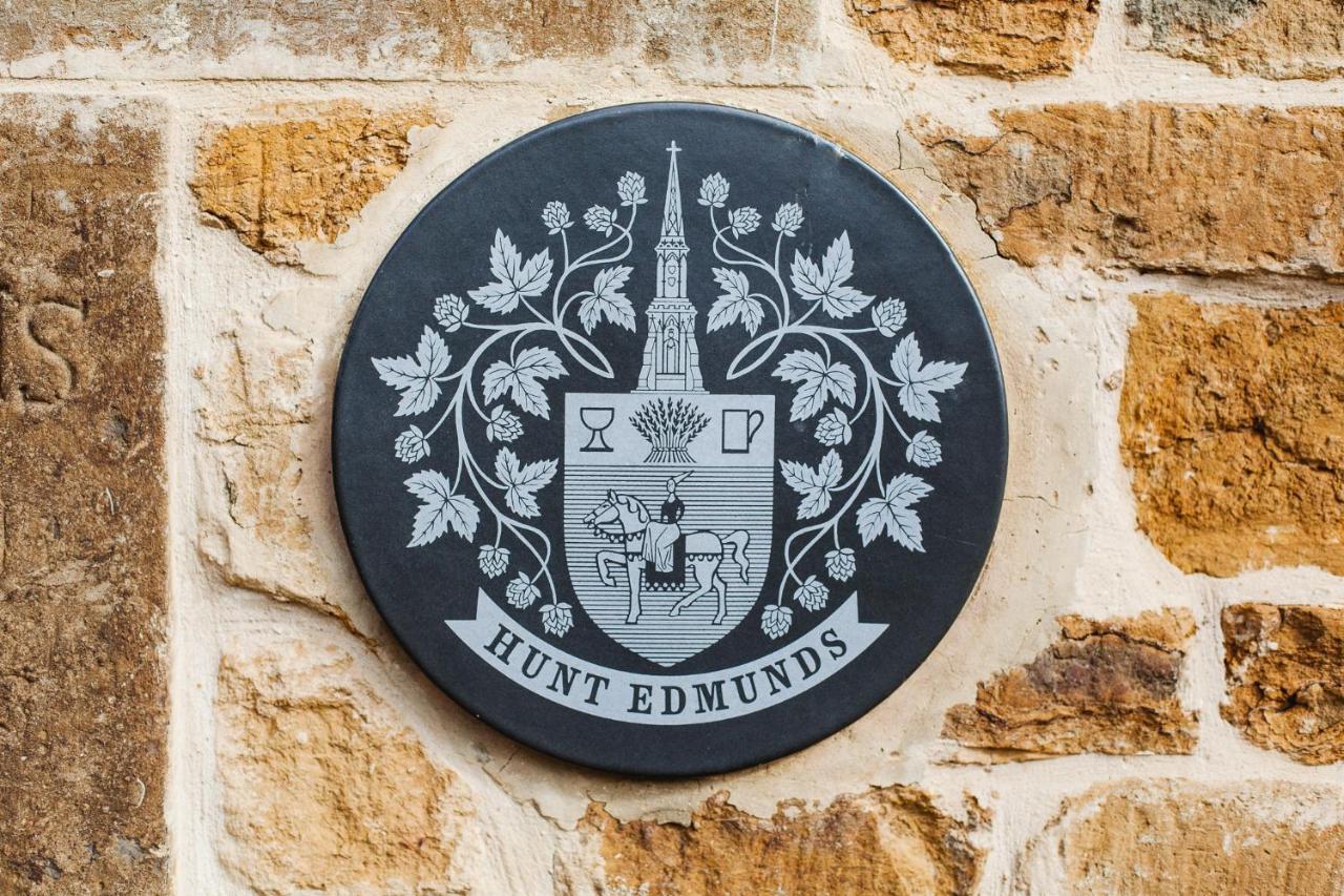 The George Inn Barford St Michael Exterior photo Hunt Edmunds' coat of arms