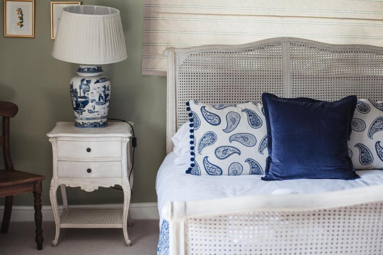 The George Inn Barford St Michael Exterior photo A blue and white bedroom